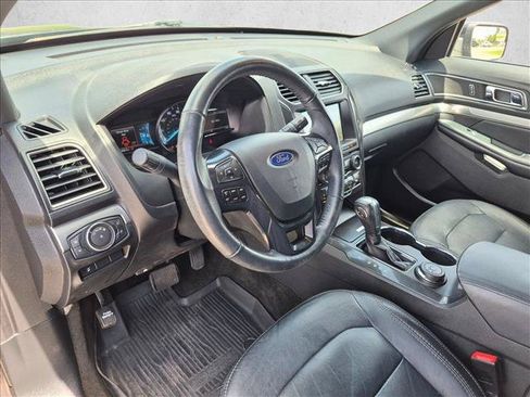 Used 2018 Ford Explorer XLT w/ Equipment Group 202A AWD/4WD image 10