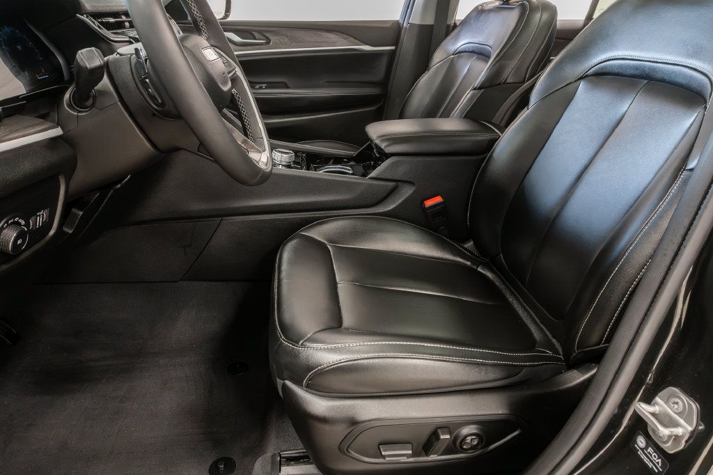 Used 2023 Jeep Grand Cherokee Limited AWD/4WD image 11