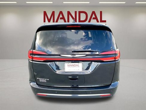 Used 2023 Chrysler Pacifica Touring-L FWD image 7