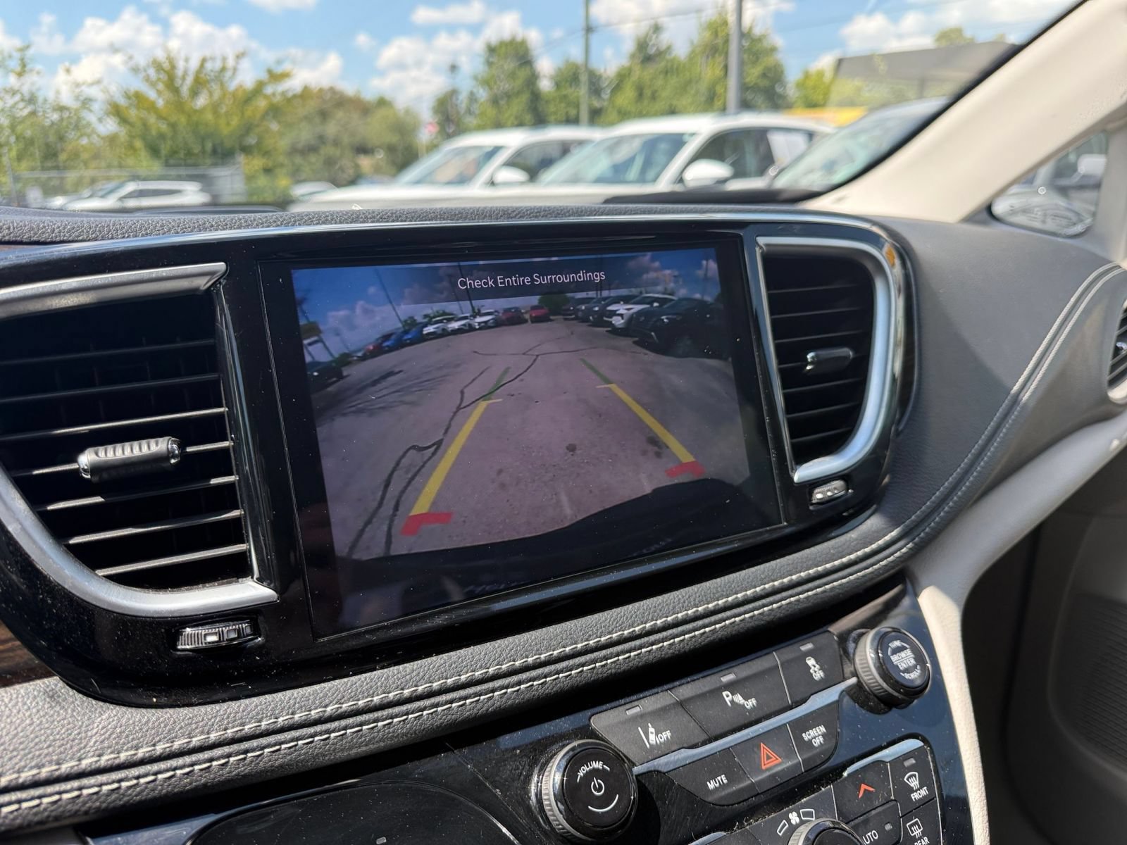 Used 2023 Chrysler Pacifica Limited FWD image 26