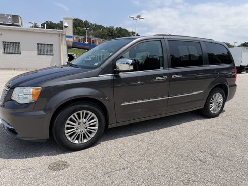 Used 2015 Chrysler Town & Country Touring-L w/ Driver Convenience Group FWD image 3