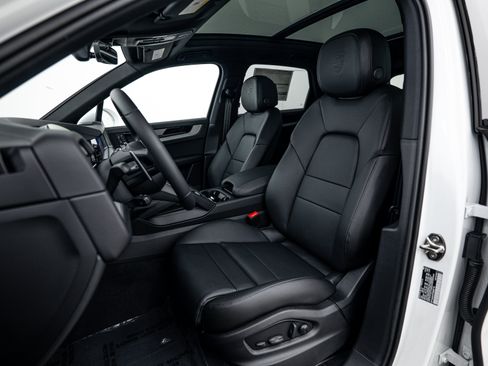 Certified 2026 Porsche Cayenne AWD/4WD image 5