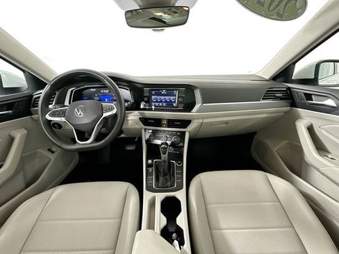 Used 2024 Volkswagen Jetta SE w/ Panoramic Sunroof Package image 3