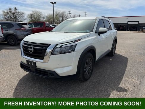 Used 2024 Nissan Pathfinder SV image 3