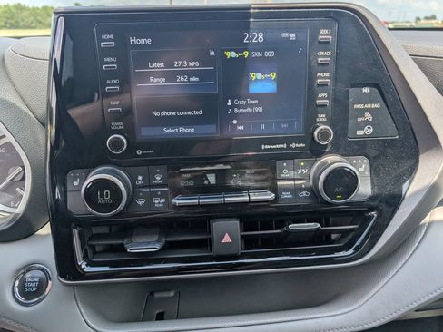 Used 2022 Toyota Highlander XLE FWD image 13