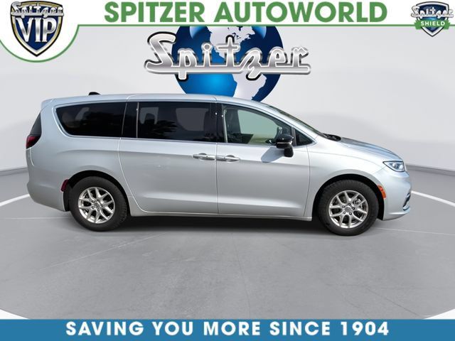 Used 2024 Chrysler Pacifica Touring-L FWD image 10