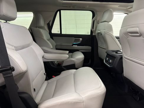 Certified 2025 Ford Expedition Platinum w/ Driver's Package AWD/4WD image 33