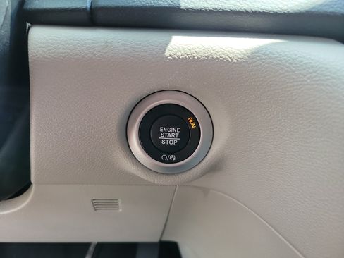 Used 2024 Chrysler Pacifica Touring-L FWD image 19