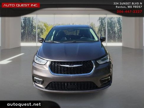 Used 2023 Chrysler Pacifica Touring-L FWD image 2