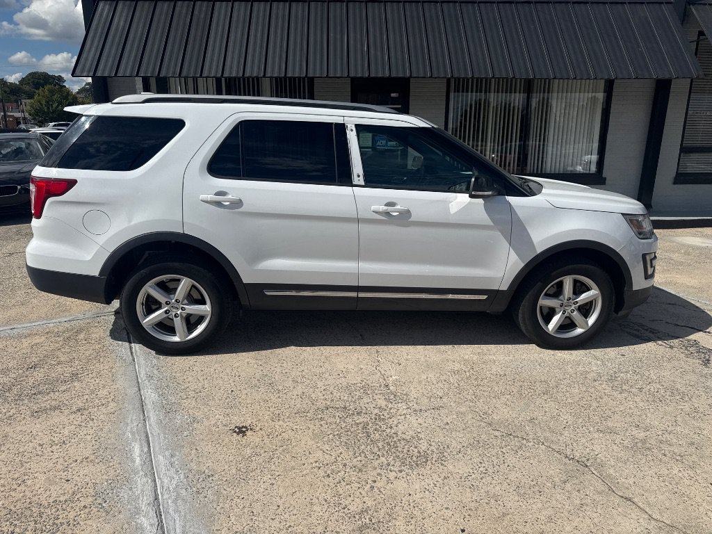 Used 2017 Ford Explorer XLT AWD/4WD image 8