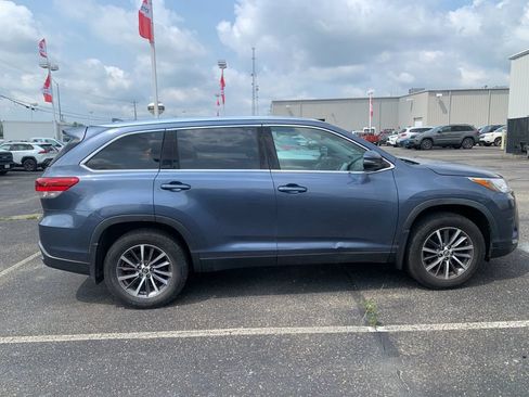 Used 2019 Toyota Highlander XLE AWD/4WD image 2