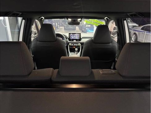 Used 2022 Toyota RAV4 SE w/ Weather & Moonroof Package AWD/4WD image 21