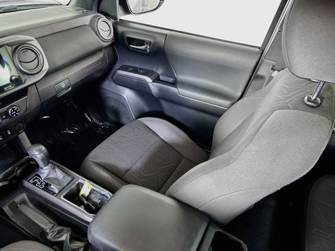 Used 2018 Toyota Tacoma TRD Off-Road AWD/4WD image 22