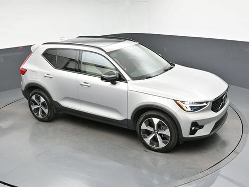 Used 2024 Volvo XC40 B5 Plus AWD/4WD image 18