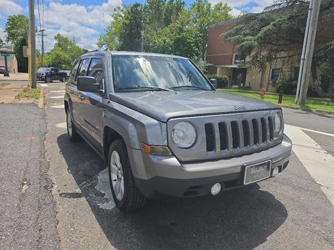 Used 2014 Jeep Patriot Latitude FWD image 3