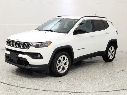 Used 2024 Jeep Compass Latitude image 3