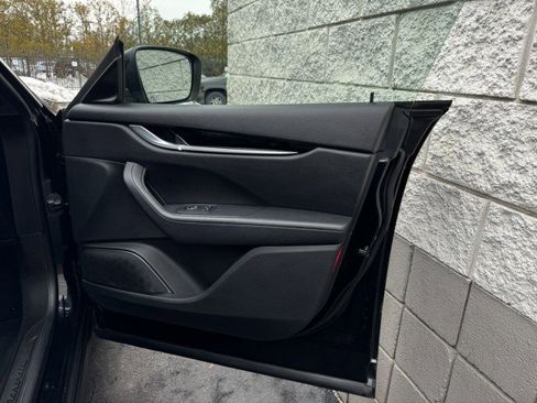 Used 2018 Maserati Levante image 37