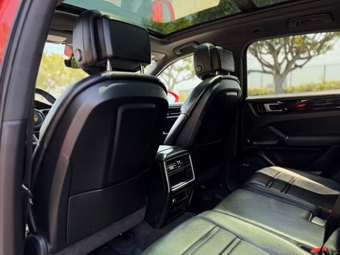 Used 2021 Porsche Cayenne AWD/4WD image 11