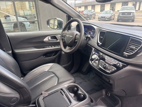 Used 2024 Chrysler Pacifica Select image 13