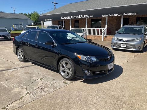 Used 2014 Toyota Camry SE w/ Moonroof Package FWD image 1