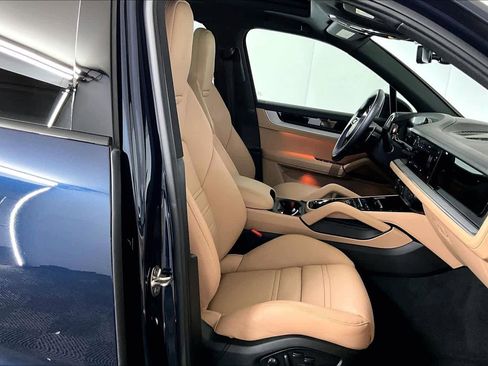 Used 2024 Porsche Cayenne image 8