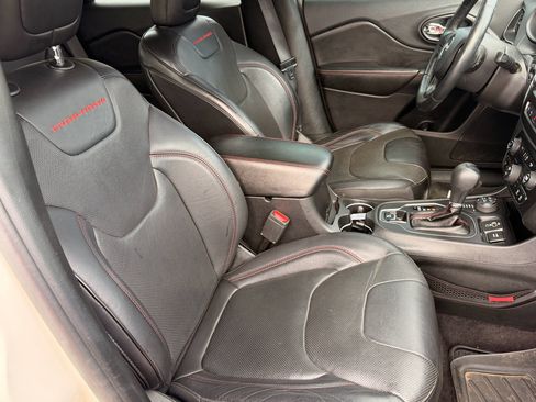Used 2019 Jeep Cherokee Trailhawk AWD/4WD image 18