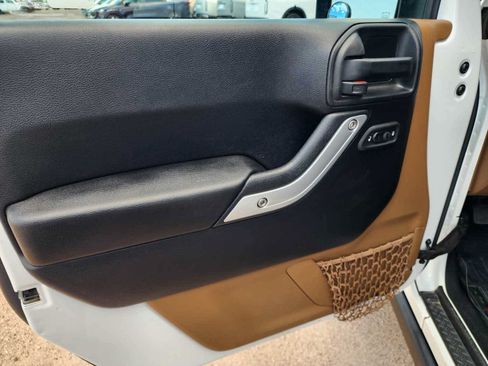Used 2016 Jeep Wrangler Unlimited Rubicon w/ Connectivity Group AWD/4WD image 16