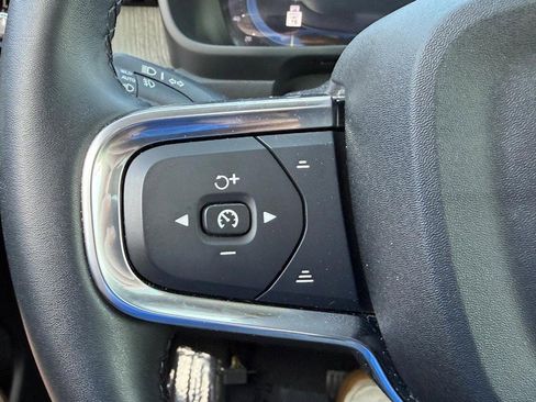 Used 2025 Volvo XC40 B5 Plus image 19