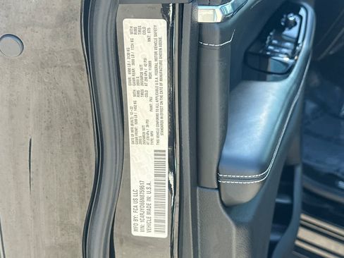 Certified 2022 Jeep Grand Cherokee Overland w/ MOPAR Finishing Package AWD/4WD image 33