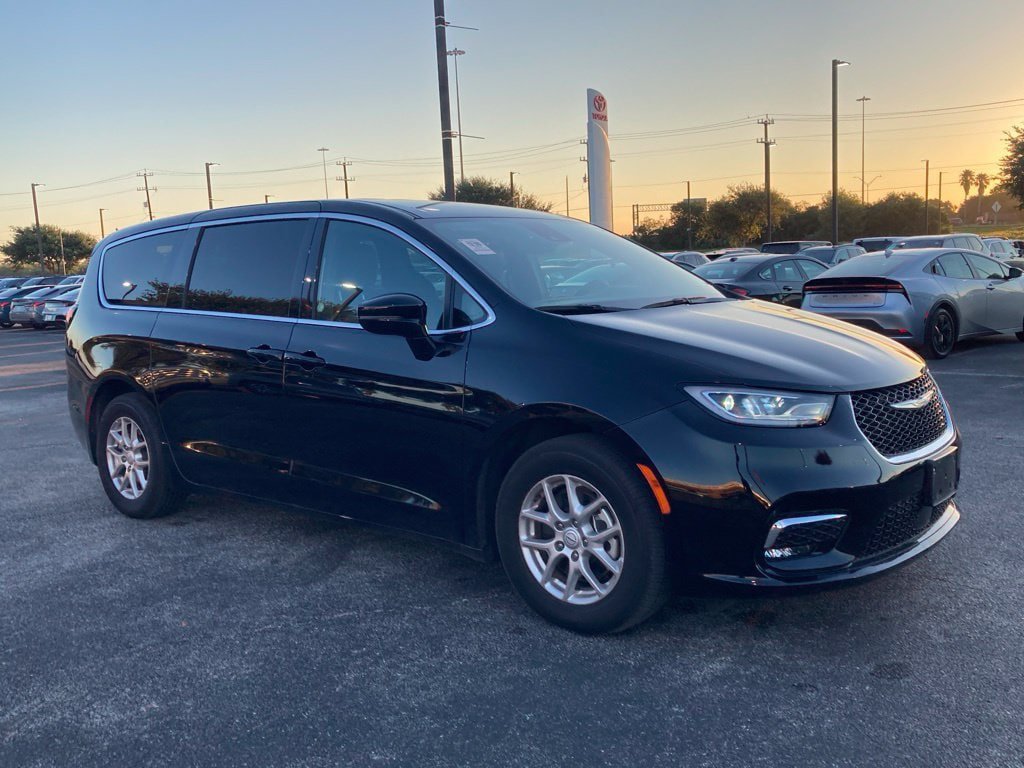 Used 2026 Chrysler Pacifica Select FWD image 3