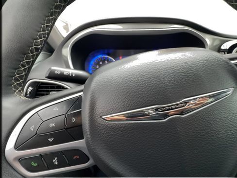 Used 2025 Chrysler Pacifica Select FWD image 40