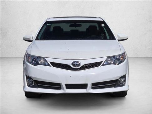 Used 2014 Toyota Camry SE w/ Moonroof Package image 2