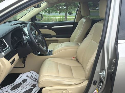 Used 2015 Toyota Highlander XLE AWD/4WD image 10