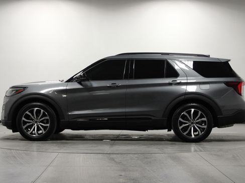 Used 2025 Ford Explorer ST-Line w/ Premium Package image 7