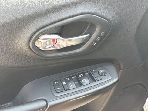 Used 2019 Jeep Cherokee Trailhawk AWD/4WD image 17