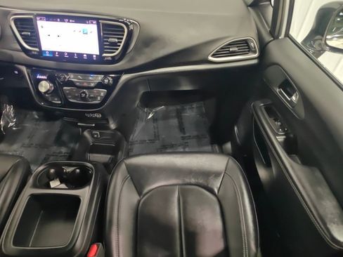 Used 2025 Chrysler Pacifica Select FWD image 26