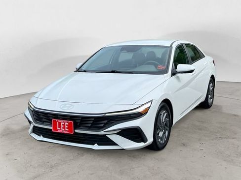 Used 2024 Hyundai Elantra SEL FWD image 1