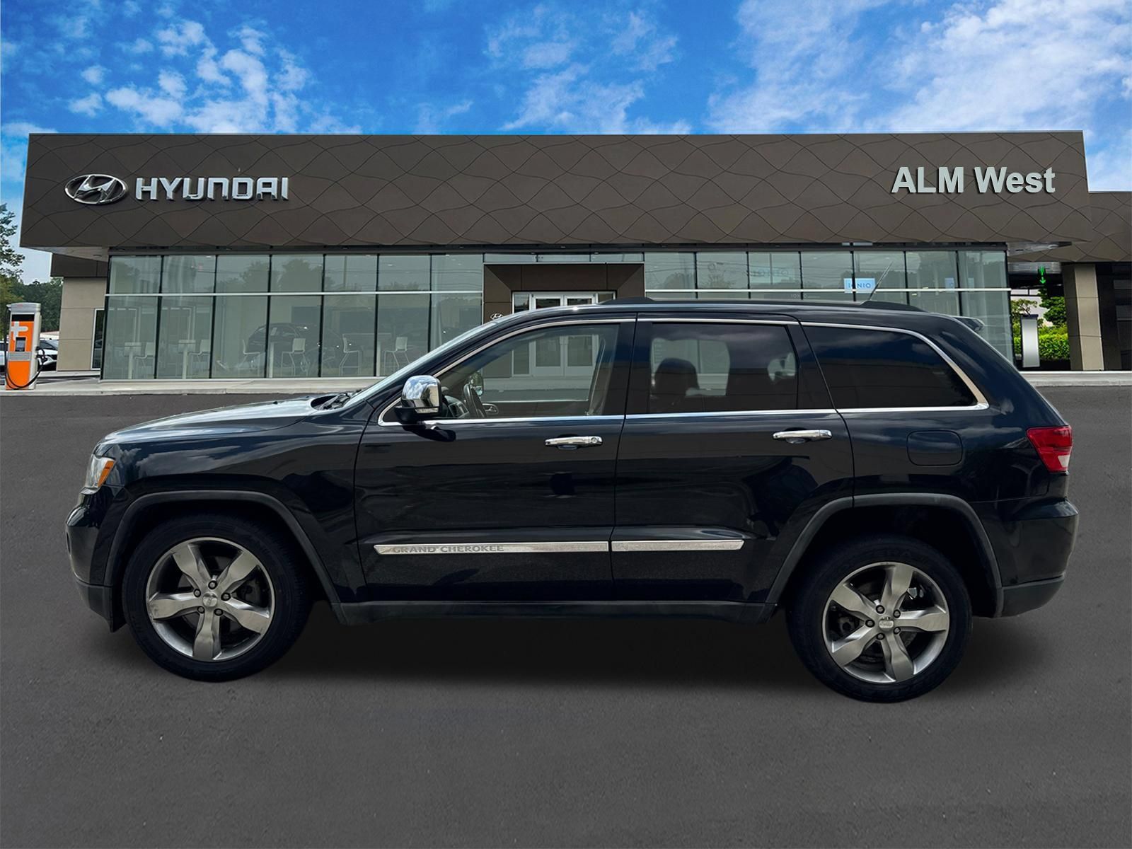 Used 2011 Jeep Grand Cherokee Limited w/ Luxury Group II AWD/4WD image 8