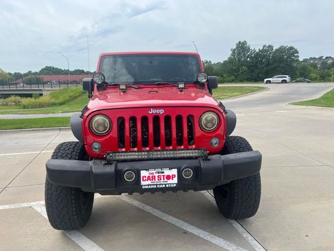 Used 2014 Jeep Wrangler Unlimited Sahara w/ Connectivity Group AWD/4WD image 3