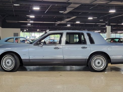 Used 1993 Lincoln Town Car Signature RWD image 22