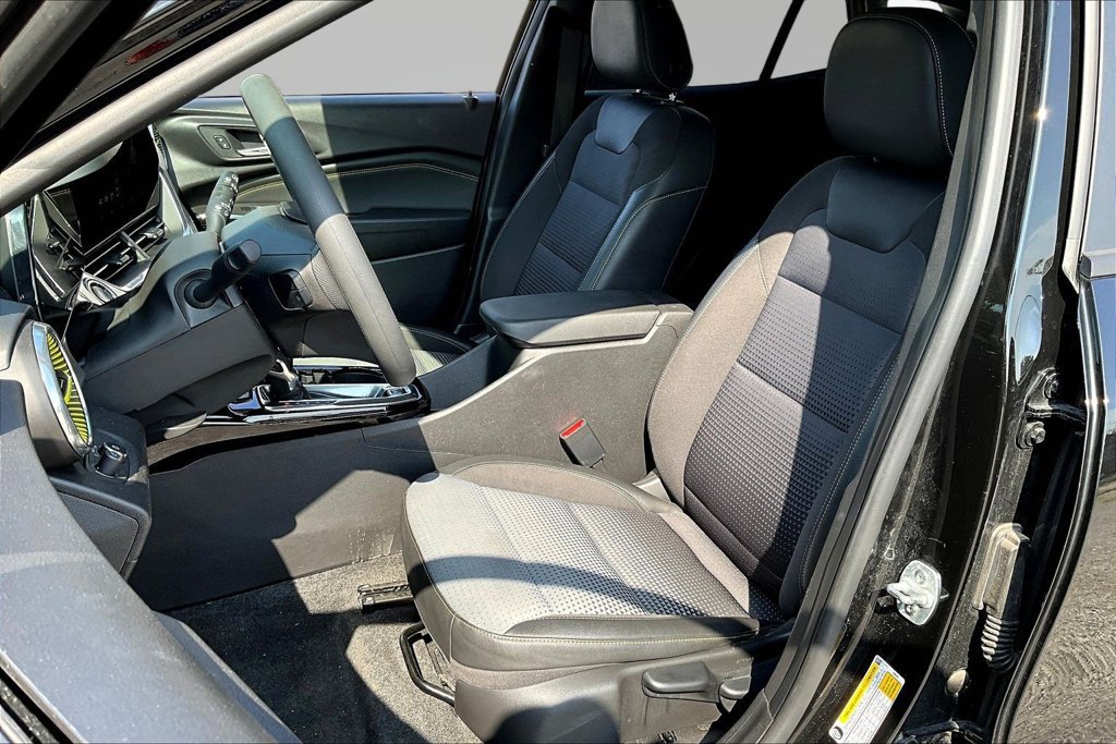 Used 2025 Chevrolet Trax LT FWD image 19