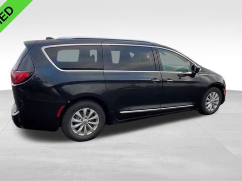 Used 2018 Chrysler Pacifica Touring-L image 9
