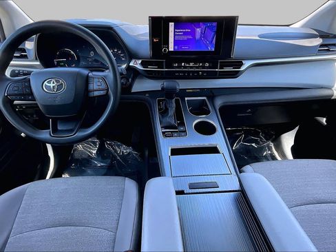 Certified 2025 Toyota Sienna LE FWD image 15