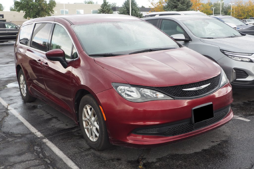 Used 2022 Chrysler Voyager LX FWD image 2