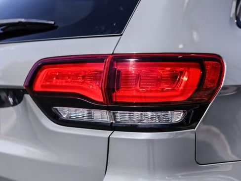 Used 2019 Jeep Grand Cherokee Altitude AWD/4WD image 17