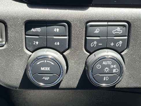 Used 2023 Chevrolet Silverado 1500 High Country w/ High Country Premium Package AWD/4WD image 36