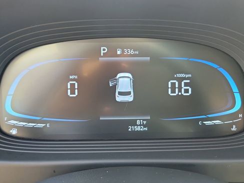 Used 2025 Hyundai Venue SEL FWD image 24