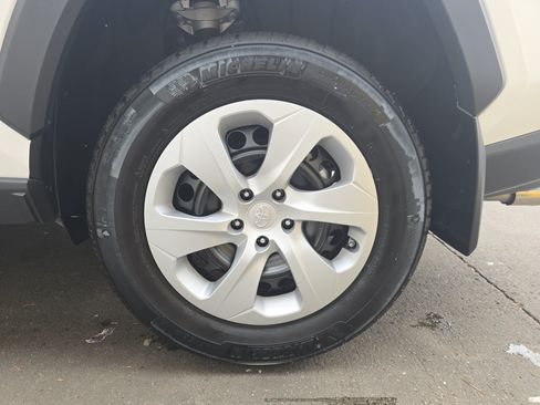 Used 2024 Toyota RAV4 LE FWD image 31
