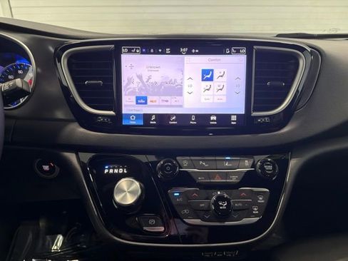 Used 2025 Chrysler Pacifica Select FWD image 15