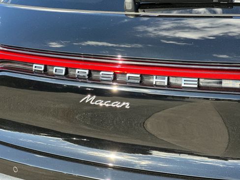 Certified 2025 Porsche Macan AWD/4WD image 31